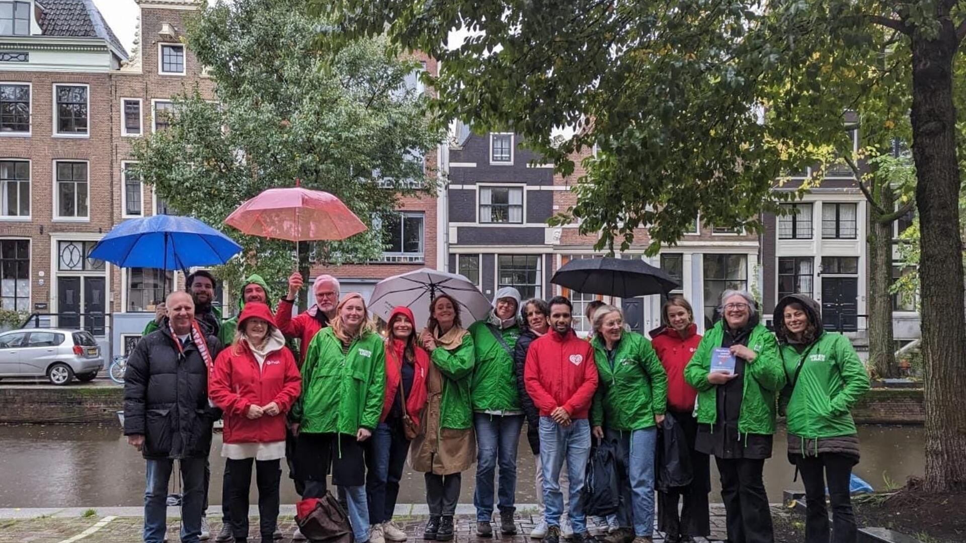 GroenLinks samen met PvdA aan de gracht in de regen