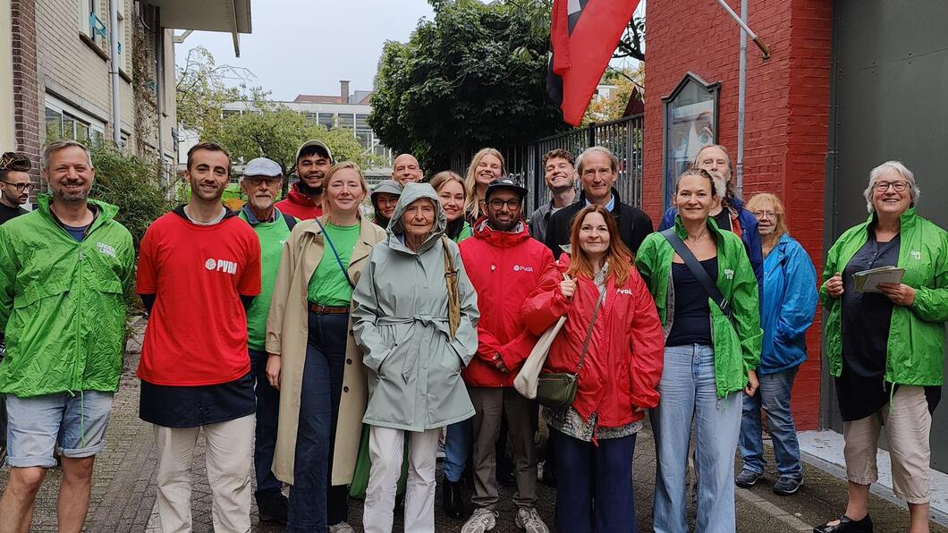 Foto van eerste campagne TK2026, met mensen in pvda en GL-jassen
