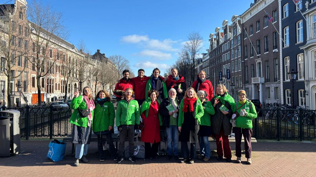 Foto Hah groep met Groenlinksers en PvdA'ers op de brug over de Keizersgracht in de Vijzelgracht 14-2-26