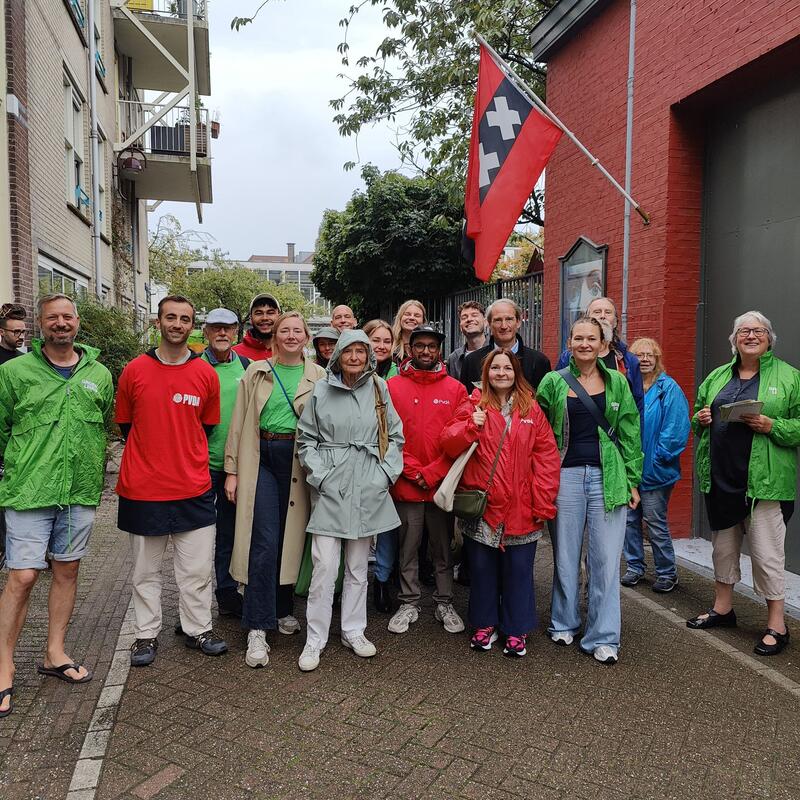 Foto van eerste campagne TK2026, met mensen in pvda en GL-jassen