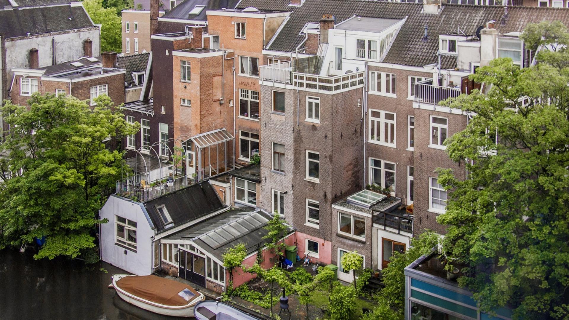 Luchtfoto van huizen in Amsterdam